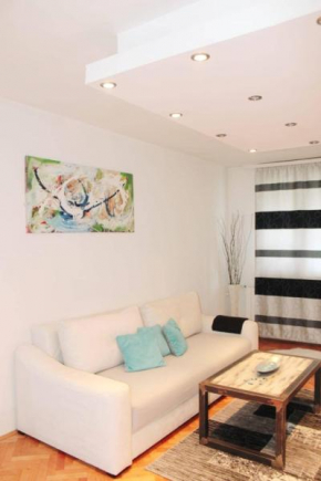 Spacious apartment with free parking